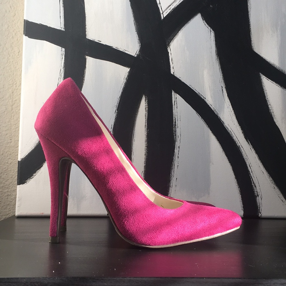 Faux suede fuschia pumps
